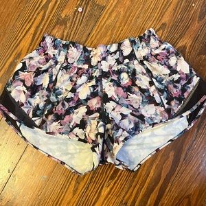 Floral lululemon hotly hot shorts 2.5”